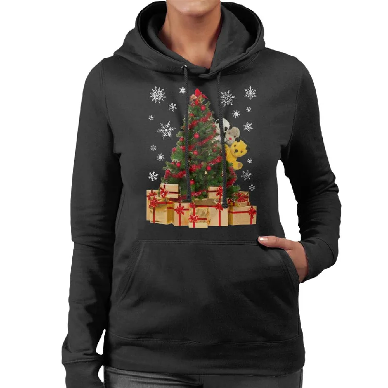 Sooty Christmas Characters Peeking Around Xmas Tree Women's Hooded Sweatshirt Hoodie with Pattern Geometric Abstract